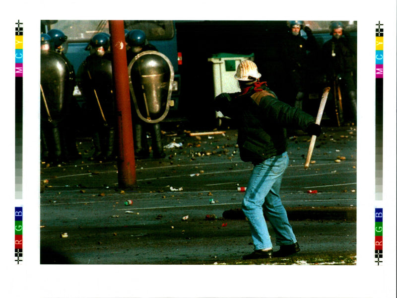 1995 FRENCH FRANCE RIOT WRITER POLICE - Vintage Photograph