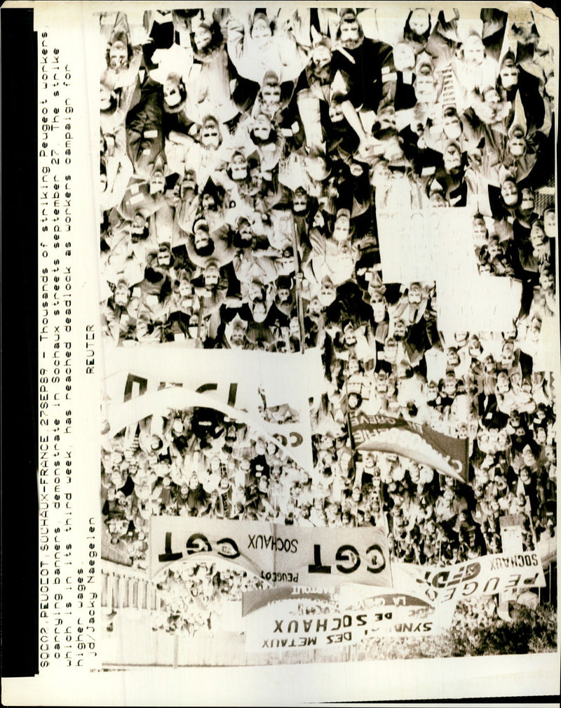 1989 THOUSANDS STRIKING PEUGEOT JACKY NAEGELEN DES METAUX FRANCE - Vintage Photograph