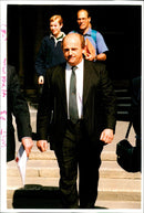 1995 ANIMAL RIGHTS DEMO OUTSIDE PHIL COBURN DAVID SIR PETER PRESIDENT PUBLISHED - Vintage Photograph