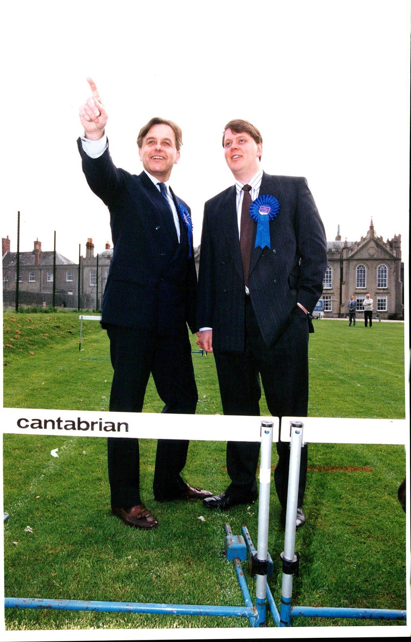 1993 NEWBURY ELECTION CONTINUES EARNE RICHARD MAW JULIAN DAVIDSON VISIT - Vintage Photograph