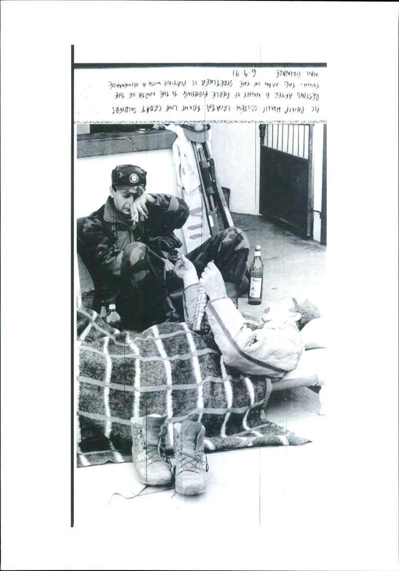 HAWA Pric PHUP Hour IT CROATIA FRONT UNE COOMT SOLDIERS RESTING AFTER A WIGHT OF - Vintage Photograph