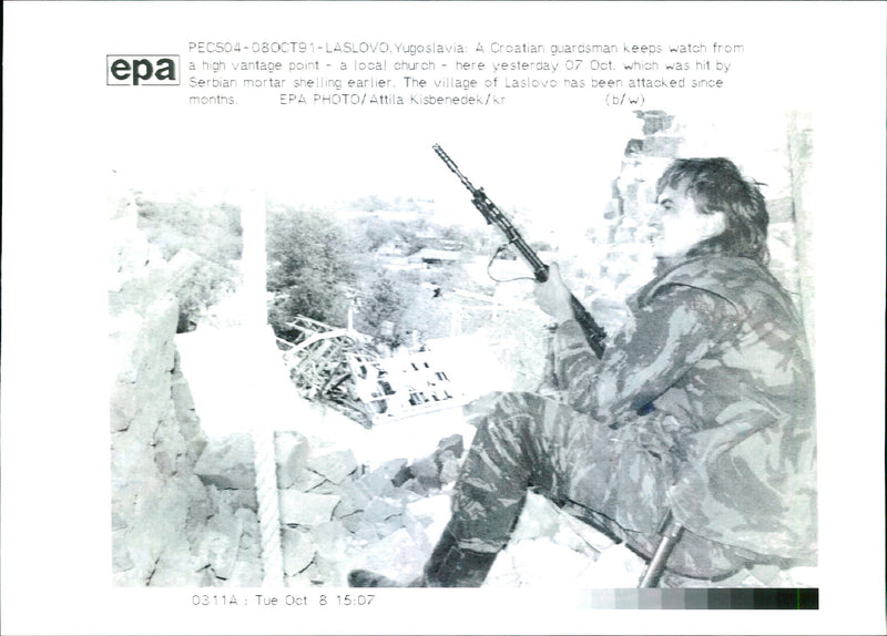 epa PECSO4-08OCT97 - LASLOVO . Yugoslavia : A Croatian guardsman keeps watch fro - Vintage Photograph