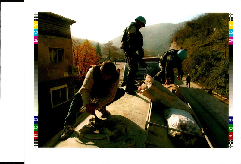 1995 THE FIRST CIVILIAN CONVOY ENTER SARAJEVO FISCHER WAR WRITER COUNTRY - Vintage Photograph