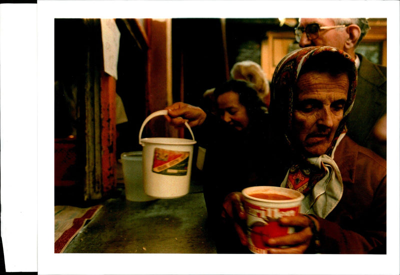 1995 AFTER SHUTTING DOWN MOST THEIR KITCHEN DAVID BRENCHLEY TITLE WAR WRITER - Vintage Photograph