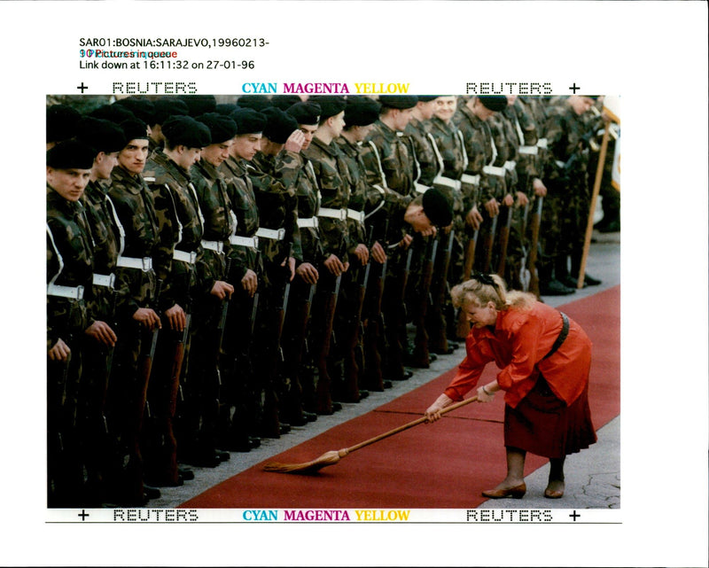 1996 BOSNIAN PRESIDENT MILAN KUCAN VISITED DANILO KRSTANOVIC WRITER LADY ARMY - Vintage Photograph