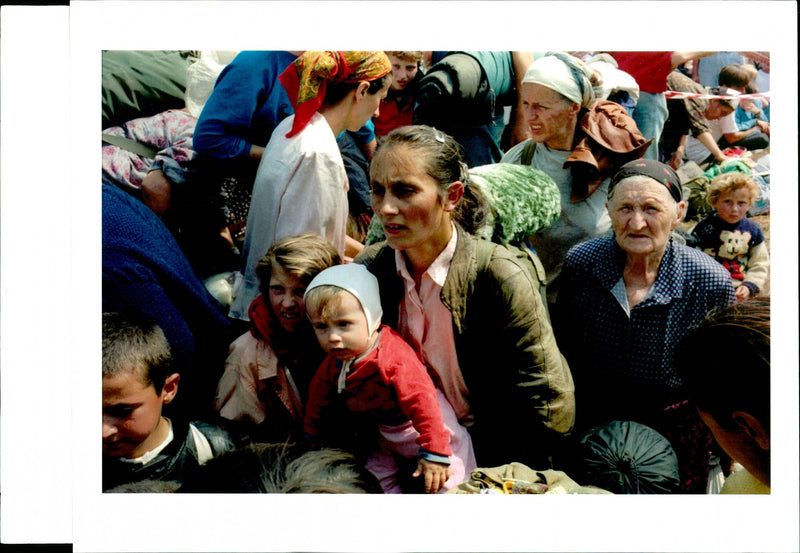 1995 BOSNIAN REFUGEES FROM ZEPA OVER RUN DAVID TURNLEY TITLE WRITER - Vintage Photograph