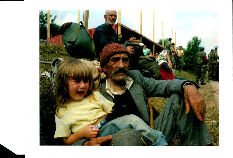 1995 BOSNIAN REFUGEE FROM ZEPA OVER RUN DAVID TURNLEY TITLE WRITER - Vintage Photograph