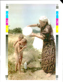 1995 BOSNIAN MUSLIM MOTHER WASHES HER CRAIG JOHNSTON AIR WRITER FRENCH BRITISH - Vintage Photograph