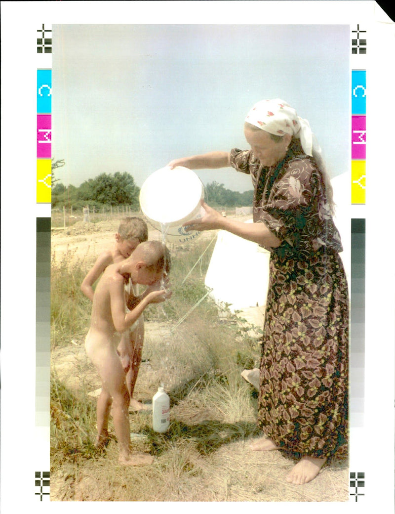 1995 BOSNIAN MUSLIM MOTHER WASHES HER CRAIG JOHNSTON AIR WRITER FRENCH BRITISH - Vintage Photograph