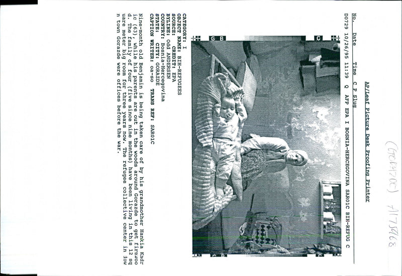 1995 NINE MONTH OLD BENJAMIN BEING TAKEN CARE WAR WRITER COUNTRY FAMILY - Vintage Photograph