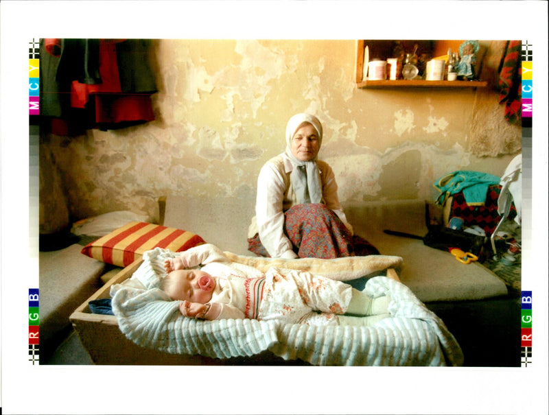 1995 NINE MONTH OLD BENJAMIN BEING TAKEN CARE WAR WRITER COUNTRY FAMILY - Vintage Photograph