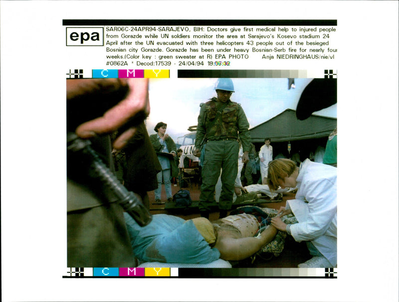 1994 THE EVACUATED WITH THREE HELICOPTERS PEOPLE OUT ANJA NIEDRINGHAUS - Vintage Photograph