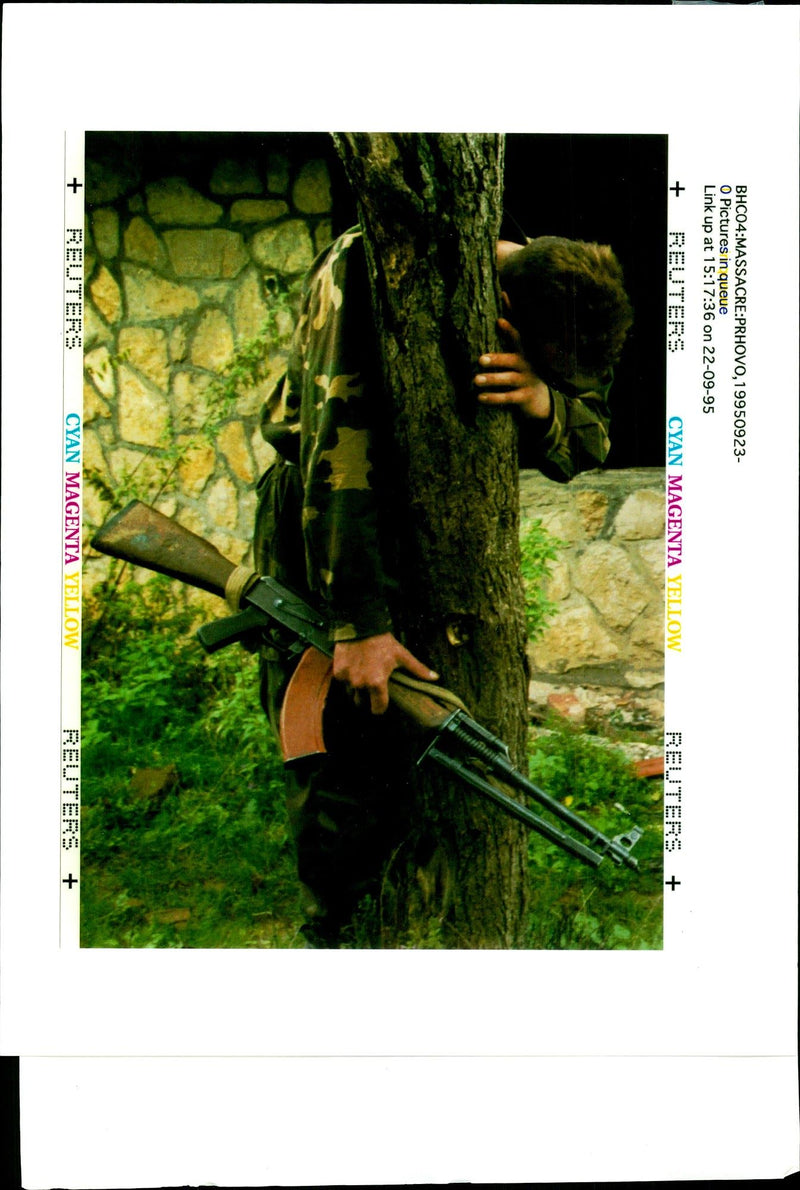 1995 BOSNIAN SERB SOLDIERS CAME WADE GODARD WRITER MEMBERS COUNTRY FAMILY - Vintage Photograph