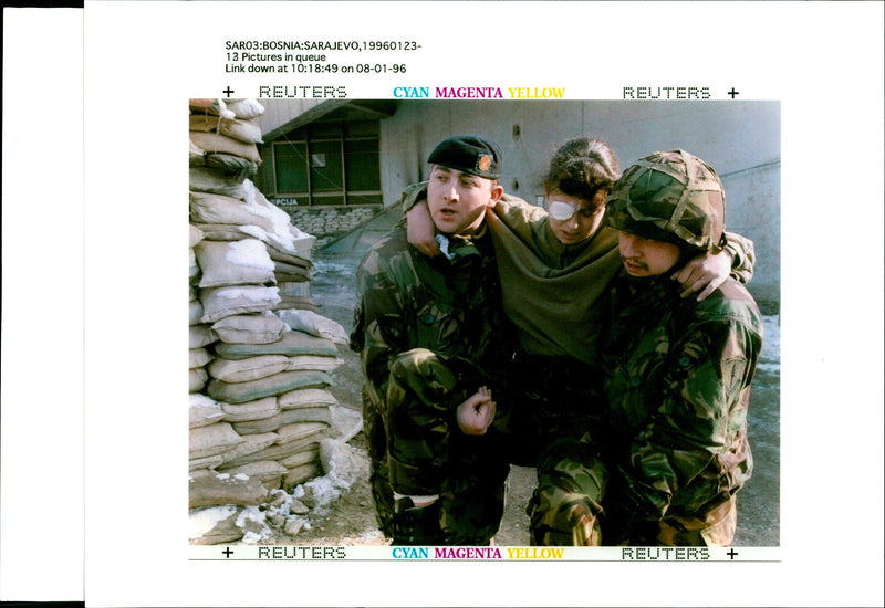 1996 BRITISH CHEF PTE JAIME FROST CARRIED AMBU WADE GODDARD WAR WRITER - Vintage Photograph