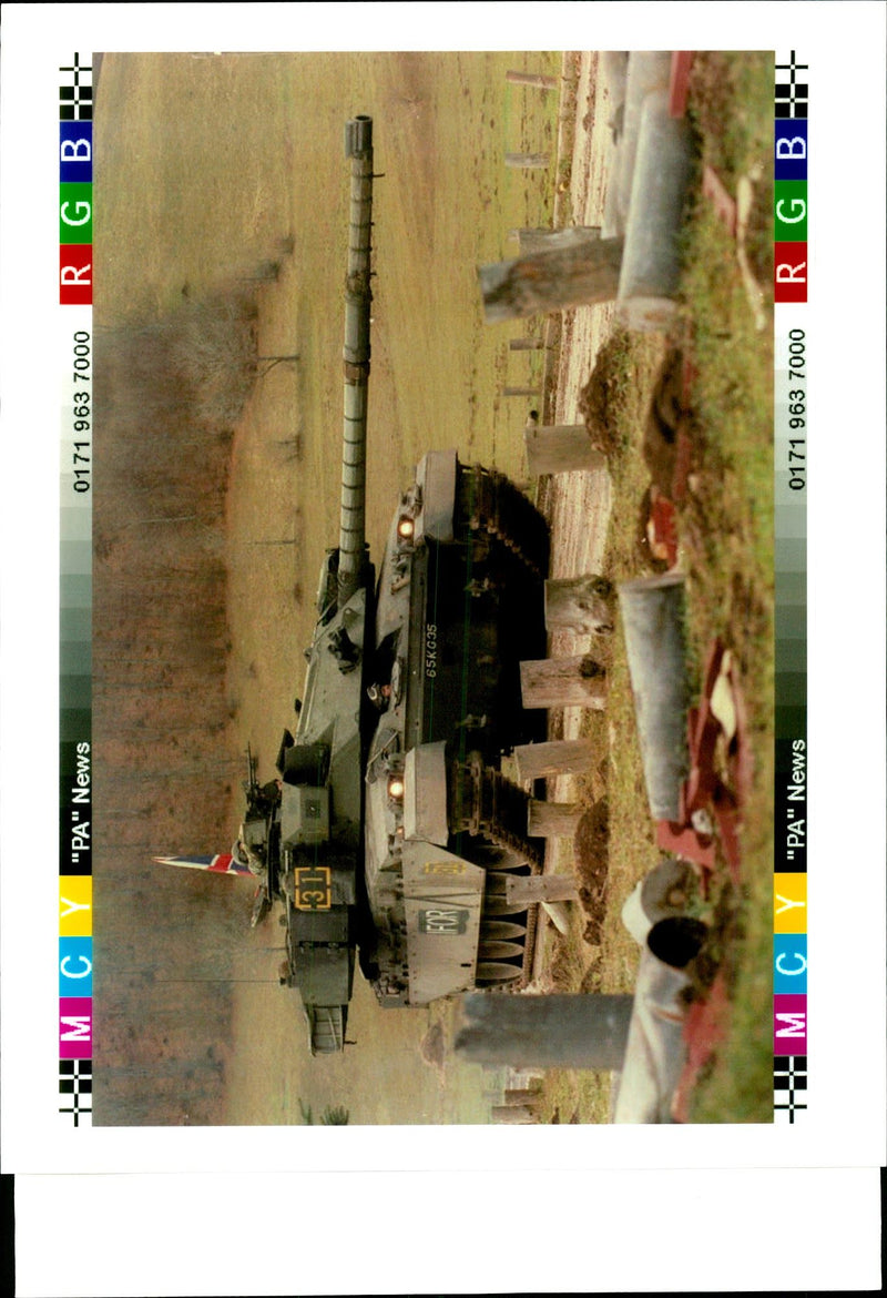 1996 CHALLENGER MAIN BATTLE TANK THE QUEENS ROYAL WAR WRITER BRITISH ARMY - Vintage Photograph