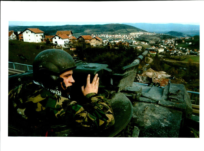 1996 THERE ARE CHALLENGER TANKS DEPLOYED CHARLES MILLER GRIFFITHS WAR ROYAL - Vintage Photograph