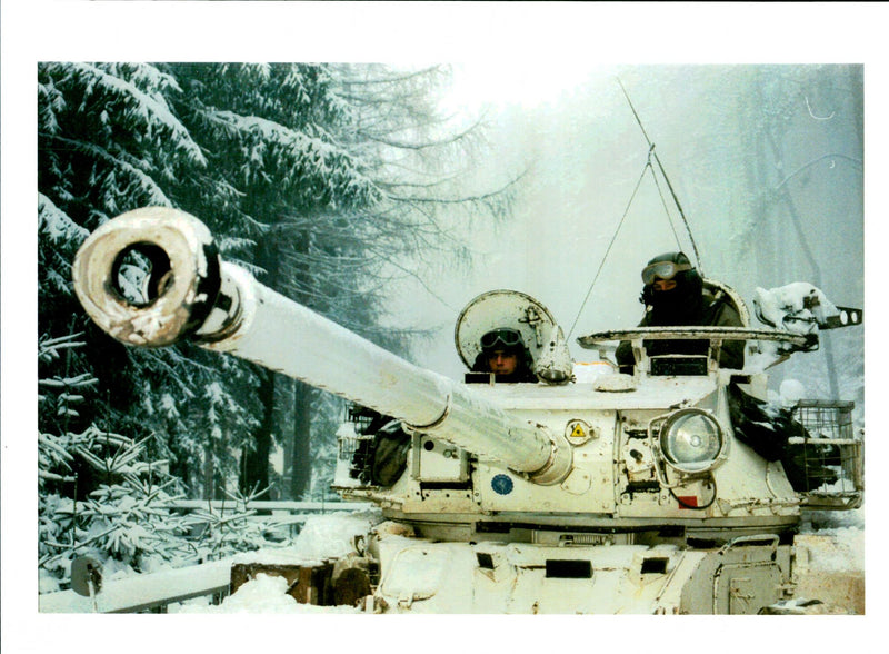 1995 FRENCH IFOR SOLDIERS MAN LIGHT TANK MOUNT TREBEVIC TITLE WRITER COUNTRY - Vintage Photograph