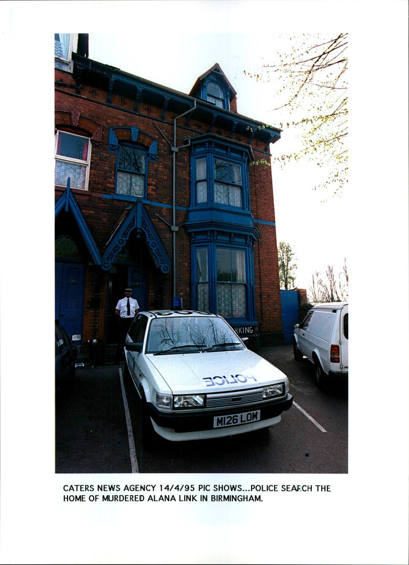 1995 POLICE SEARCH THE HOME MURDER SUSPECT ALANA LINK WAS FOUND DEAD - Vintage Photograph