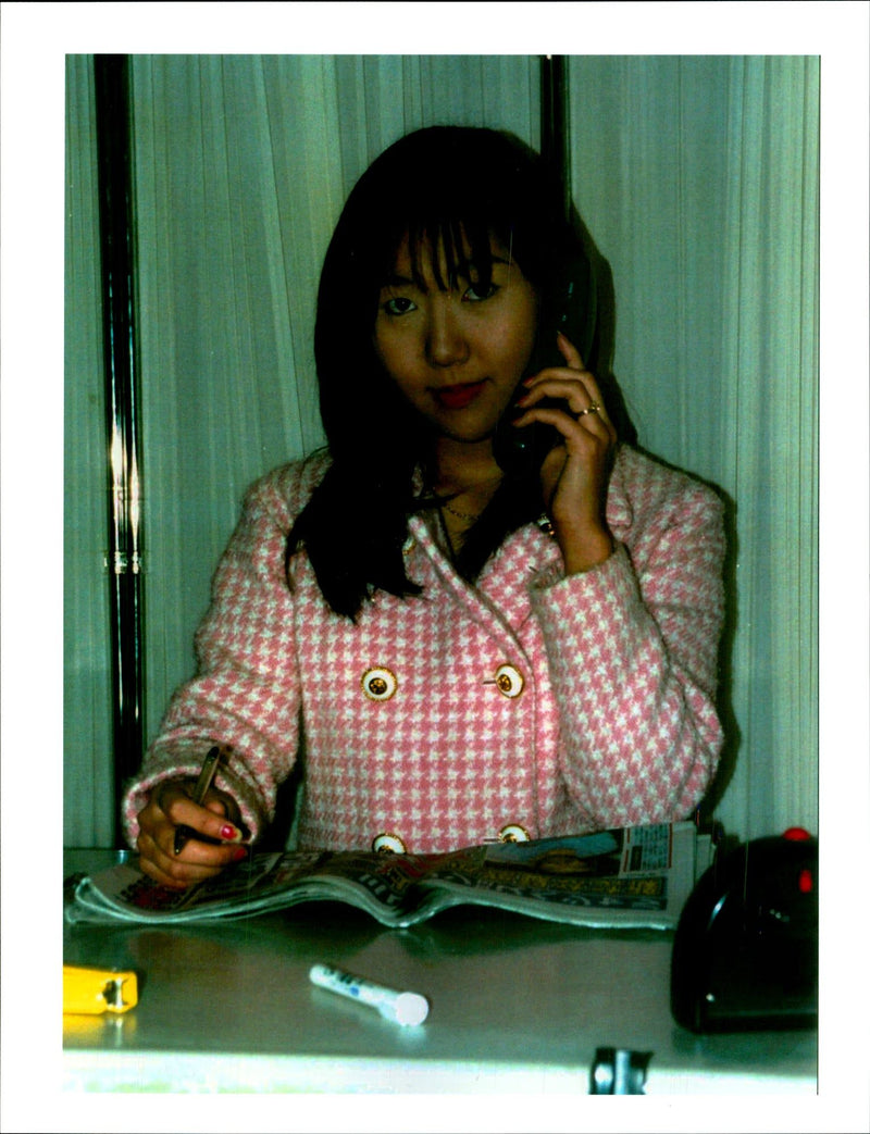 AIRI KANAZAWA OFFERS SEXUAL HARASSMENT MALCOLM TITLE WRITER COUNTRY - Vintage Photograph