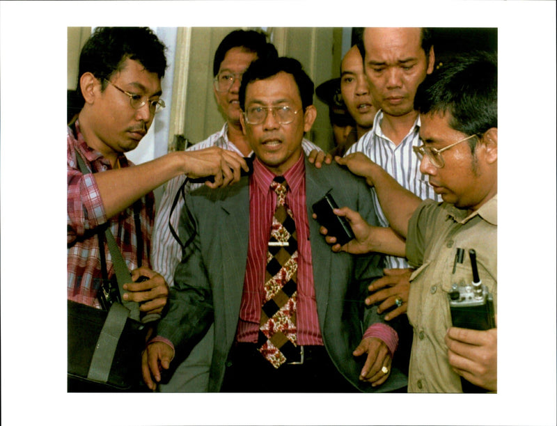 1995 FORMER LEGISLATOR FACING CHARGES INSULTIN PRESIDENT TITLE WRITER COUNTRY - Vintage Photograph