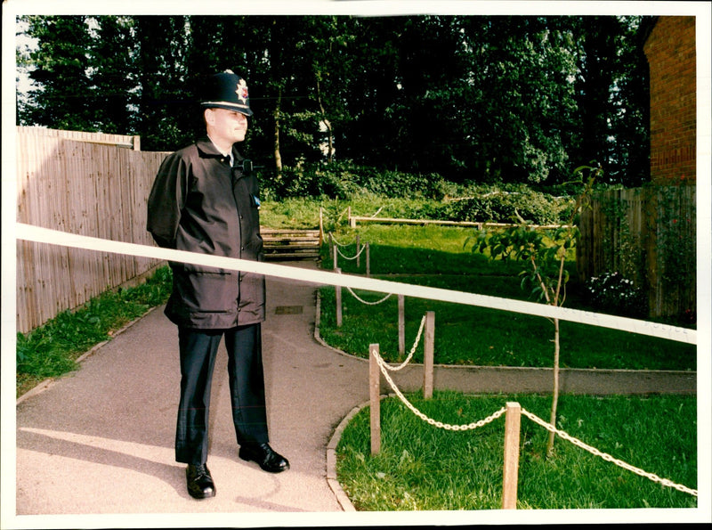 LOOK THE SCENE WHERE POLICE OFFICER WAS MURDERED LEIGH TEL LEADING - Vintage Photograph