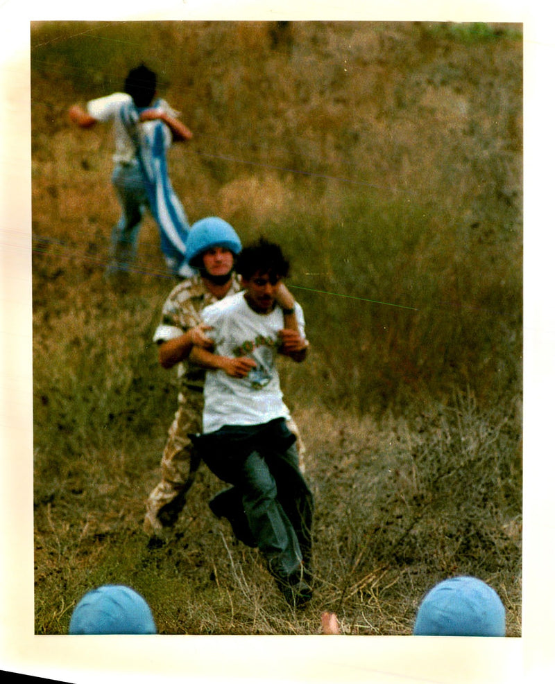 1995 GREEK CYPRIOT STUDENTS TAKIS IOANNIDES WRITER UNITED COUNTRY BRITISH TITLE - Vintage Photograph