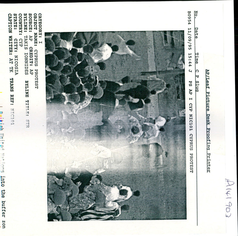 1995 ITIGH LNITED NATIONS INTO THE BUFFER TAKIS IOANNIDES TITLE WRITER COUNTRY - Vintage Photograph