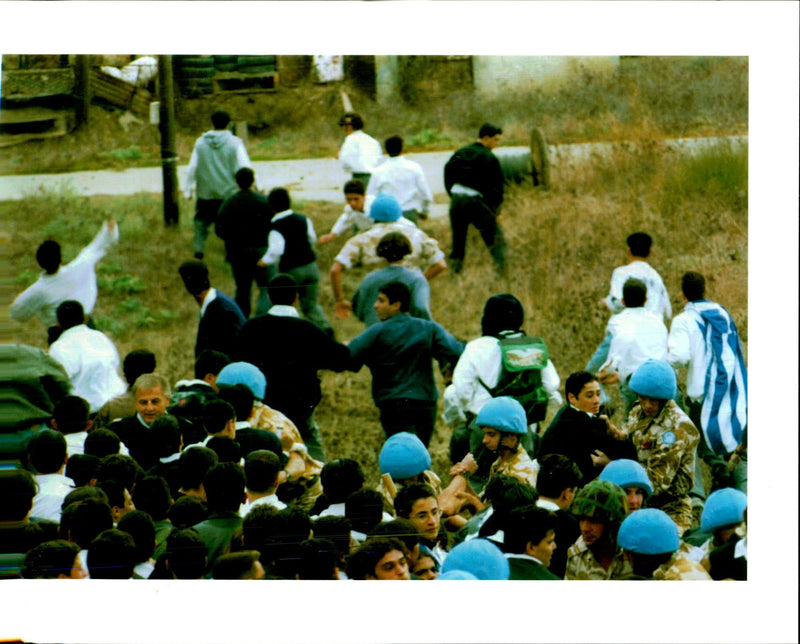 1995 ITIGH LNITED NATIONS INTO THE BUFFER TAKIS IOANNIDES TITLE WRITER COUNTRY - Vintage Photograph