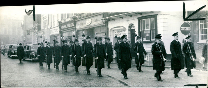 1964 POLICEMEN CARRYING PIKES HEAD THE PROCESSION BUCKING HAM ASSISES KEYSTONE - Vintage Photograph