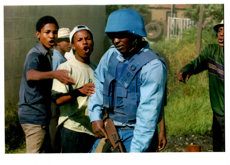 1994 AFRICAN NATIONAL CONGRESS ANC RESIDEN DAVID BRENCHLEY TITLE WRITER CHARLES - Vintage Photograph