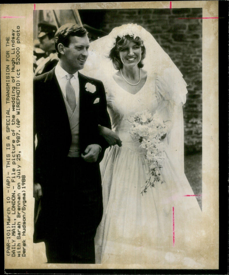 1988 MAJOR HUGH LINDSAY WAS SARAH BRENNAN DEREK HUDSON WEDDING WIFE PUBLISHED - Vintage Photograph