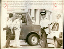 1988 POLICE ARRIVES MEMBERS SECOND - Vintage Photograph