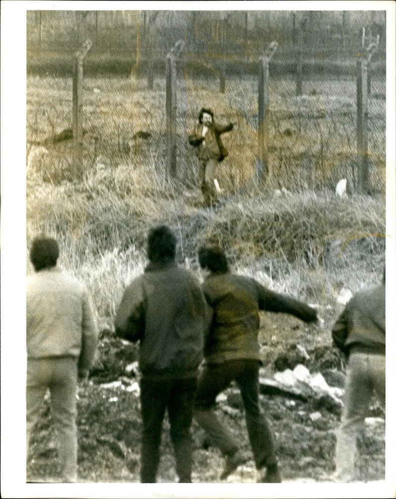 MIWTOWN MMSTOWN CEMETERY SHOOTING ATTACK YYOOOO - Vintage Photograph