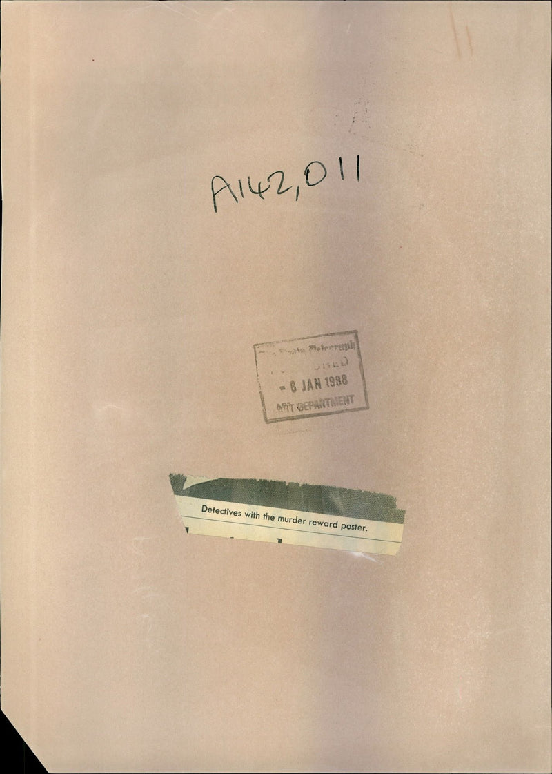 1988 JAN DEPARTMENT DETECTIVES WITH THE MURDER REWARD POSTER EDNA ROWLEY - Vintage Photograph