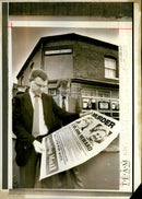 1988 JAN DEPARTMENT DETECTIVES WITH THE MURDER REWARD POSTER EDNA ROWLEY - Vintage Photograph