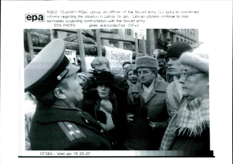 LATVIAN CITIZENS CONTINUE MAN BARRICADES EXPEC JANEK SOVIET RUSSIA ARMY - Vintage Photograph
