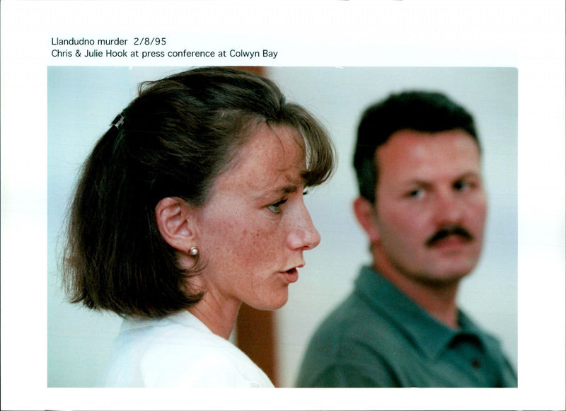 1995 LLANDUDNO MURDER CHRIS JULIE HOOK PRESS CONFERENCE COLWYN BAYLIEV - Vintage Photograph