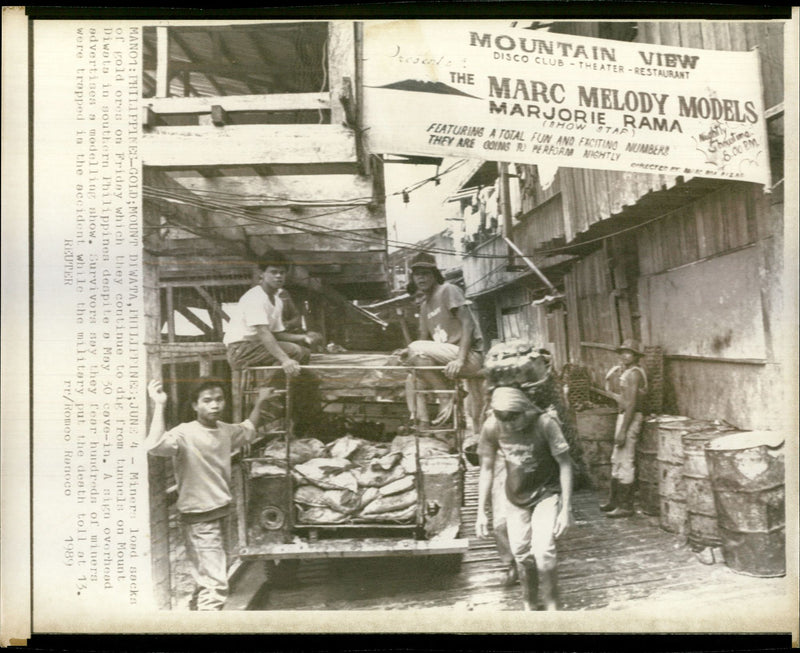 1989 MINER TOND SACK OLD FRIDAY WHICH THEY CONTINUE DIE MILITARY DEATH - Vintage Photograph