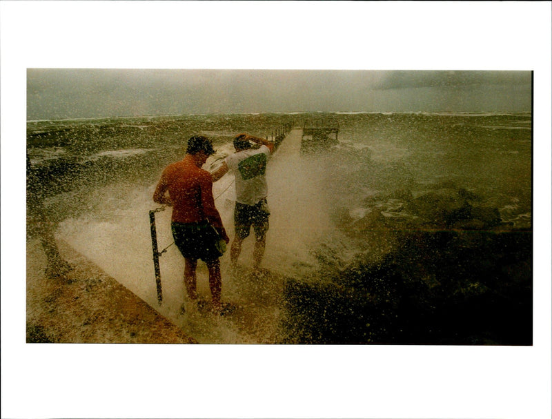 1995 BRYAN FRANTZ AND JESSE WEAVER JUPITER FLA VENTUR TITLE USA WRITER COUNTRY - Vintage Photograph