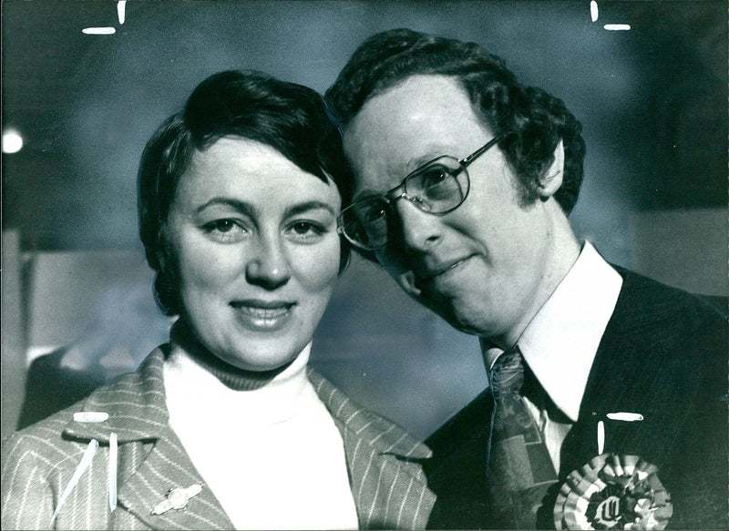 SUN THE REV ROBERT BRADFORD WITH HIS WIFE QUE - Vintage Photograph