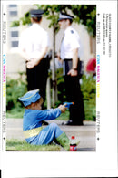 SIX SUSPECTS WERE BEING DELIVERE FAL IAN WALDIE KINGDOM WRITER UNITED - Vintage Photograph