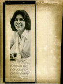 1984 DEMOCRATIC PRESIDENTIAL HOPEFUL GARY HART HAS MARILYN YOUNGBLOOD AMERICAN - Vintage Photograph