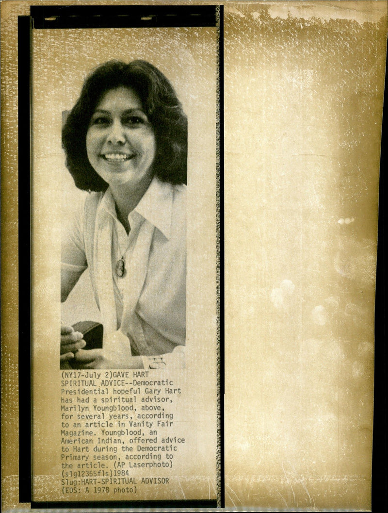 1984 DEMOCRATIC PRESIDENTIAL HOPEFUL GARY HART HAS MARILYN YOUNGBLOOD AMERICAN - Vintage Photograph