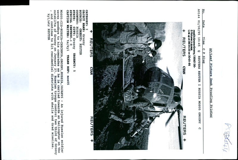 1995 RUSSIAN TROOPS CONTROL TWO THIRD GROZNY AND CONTINUE HIT RESIDE WRITER - Vintage Photograph