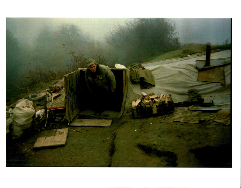 1995 RUSSIAS MILITARY COMMAND WEDNESDAY NOVEMBER REPO RTE TITLE RUSSIAN WRITER - Vintage Photograph