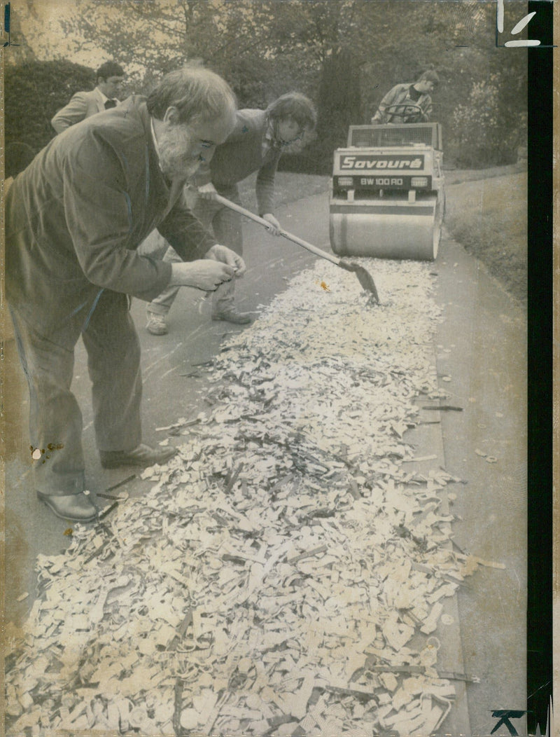 1983 FRENCH ARTIST CESAR SUPERVISING THE DESTRUCTION SEIZED FAKE CARTIER PARIS - Vintage Photograph