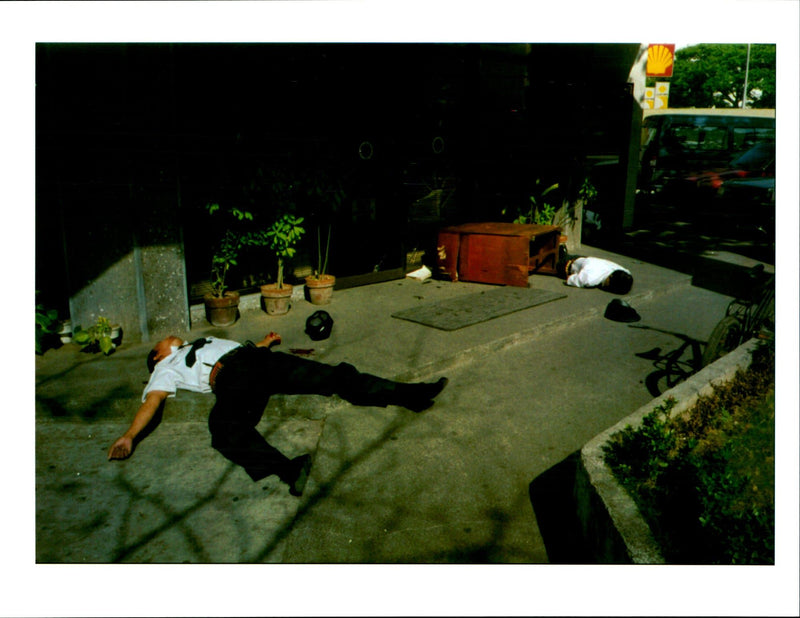 1995 THREE SECURITY GUARDS COMMERCIAL BANK LIE DEAD OUT TITLE WRITER COUNTRY - Vintage Photograph