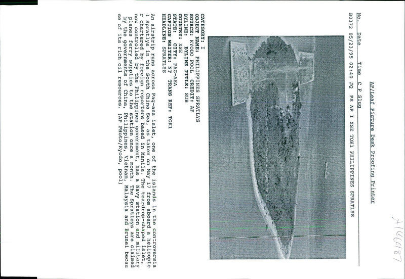 1995 AIRSTRIP RUNS ACROSS PAG ASA ISLET KYODO MILITARY WRITER CHINA TITLE - Vintage Photograph