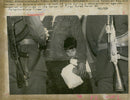 LITTLE ROMANIAN BOY STAR BETWEEN TWO SOLDIERS CARRYING MACHINE GUNS DURIN - Vintage Photograph