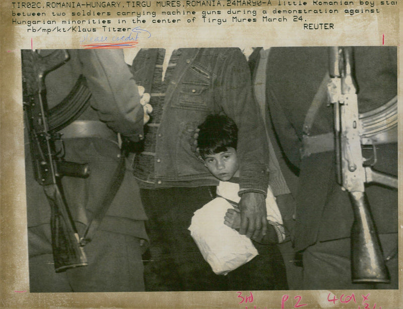 LITTLE ROMANIAN BOY STAR BETWEEN TWO SOLDIERS CARRYING MACHINE GUNS DURIN - Vintage Photograph